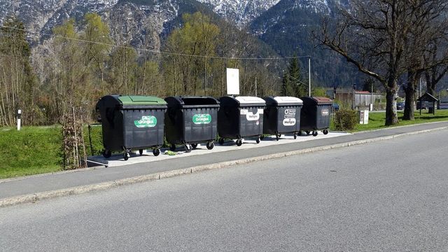 Altglascontainer versetzt und bepflanzt: CSU