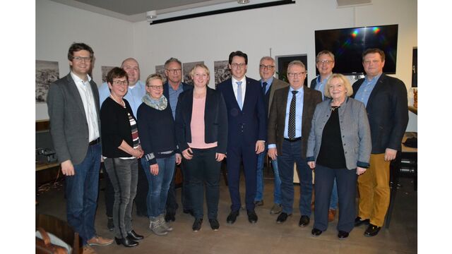 v.l. Paul Linsmaier (stellv. Ortsvorsitzender), Gertraud Schwankl (Beisitzerin), Florian Roßmeisl (stellv. Ortsvorsitzender), Beatrix Götzer (Beisitzerin), Edgar Sauerer (Schatzmeister), Kristin Bauer (Beisitzerin), Dr. Christian Moser (Ortsvorsitzender), Thomas Bielmeier (Beisitzer), Hermann Peter (Beisitzer), Mathias Bauer (Beisitzer), Margret Tuchen (Bezirksrätin), Christian Aumeier (Beisitzer)