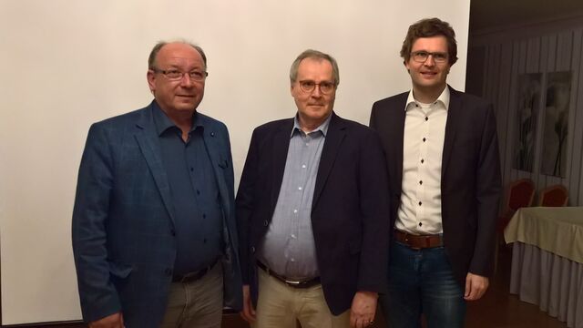 Referent Richard Didyk von der Hanns-Seidel-Stiftung mit dem 3. Bürgermeister Hermann Wellner und CSU-Fraktionsvorsitzenden Paul Linsmaier