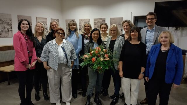 Die neue Vorstandschaft der Frauen-Union Deggendorf. v.l.: Julia Griesbauer, Julia Meindl, Sandra Münch, Dr. Ila Schnabel, Viktorija Schüssler, Bezirksrätin Renate Wasmeier, 1. Vorsitzende Petra Schwankl, Karolina Deutinger, Susanne Siedersberger, Kathrin Glasschröder, Petra Kust, CSU Ortsvorsitzender Paul Linsmaier, FU Kreisvorsitzende Margret Tuchen