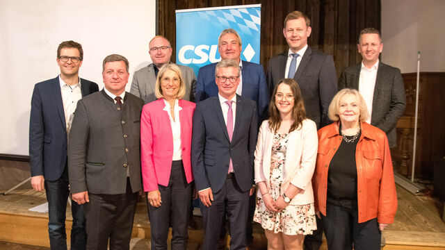 Die Vorstandschaft des CSU Kreisverband Deggendorf vorne v.l.: Paul Linsmaier, Christian Bernreiter, Renate Wasmeier, Bernd Sibler, Sabrina Edmeier, Margret Tuchen hinten v.l.: Christian Holmer, Michael Klampfl, Thomas Erndl, Mathias Berger