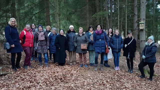 Besucherinnen sind vom Waldkindergarten beeindruckt