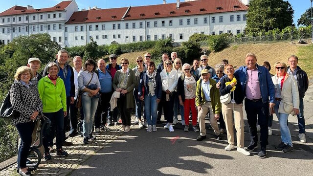 Die Besuchergruppe an der Burg