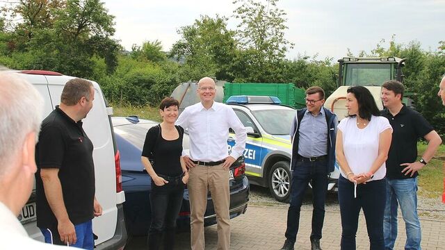 Staatsministerin Dorothee Bär hatte den Vorsitzenden der CDU/CSU-Bundestagsfraktion, Ralph Brinkhaus zu einer kleinen Wanderung zur Weinbergshütte Vinica eingeladen. (Foto: Hilmar Ruppert)