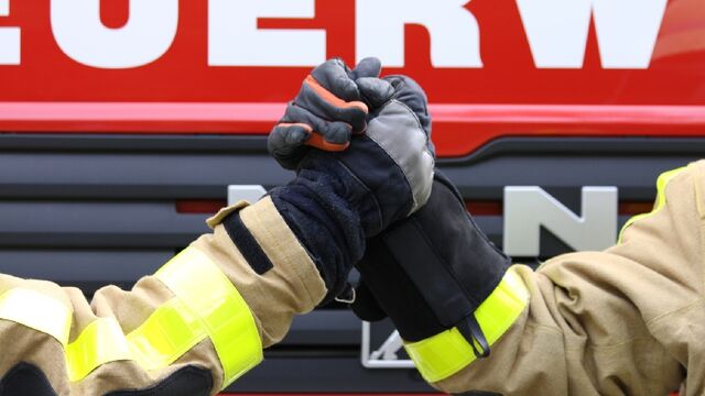 Feuerwehr-Leute halten zusammen